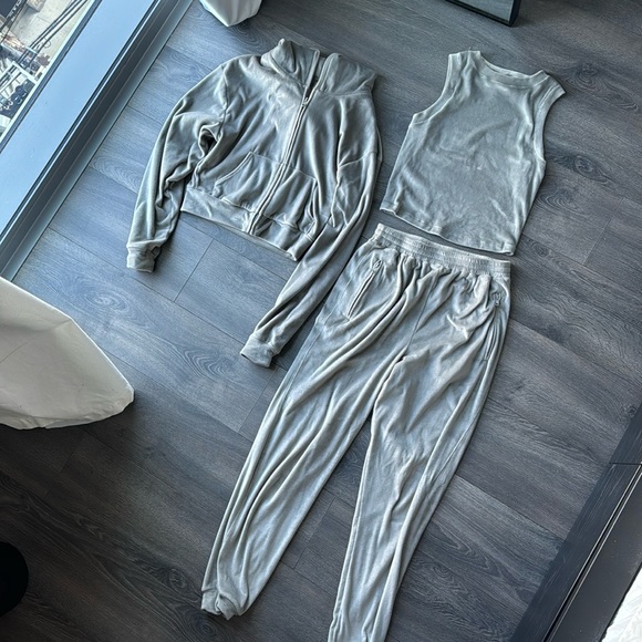 Skims Velour Jogger and Zip Up Set - Picture 5 of 14